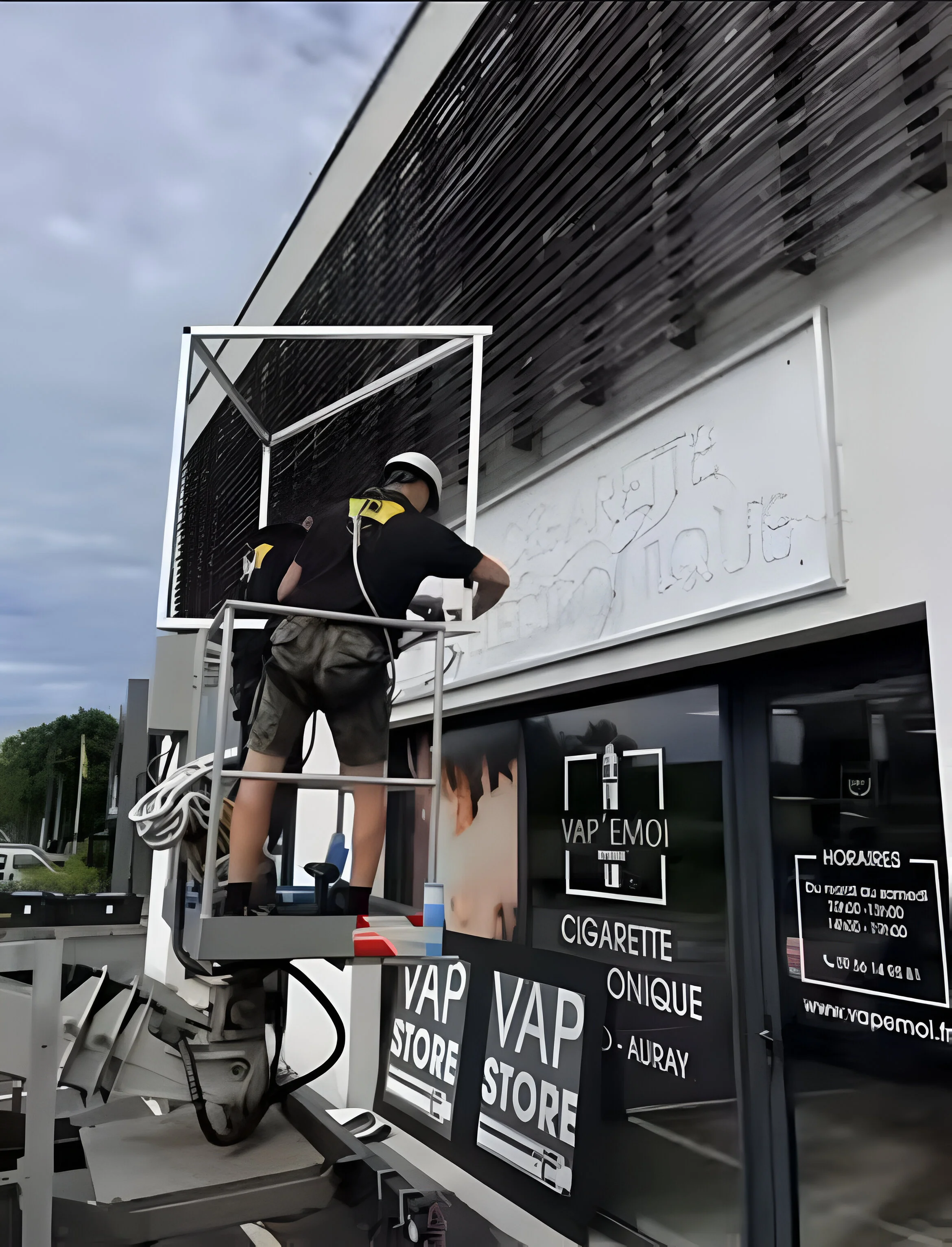 Pose d'une enseigne lumineuse et d'une enseigne drapeau